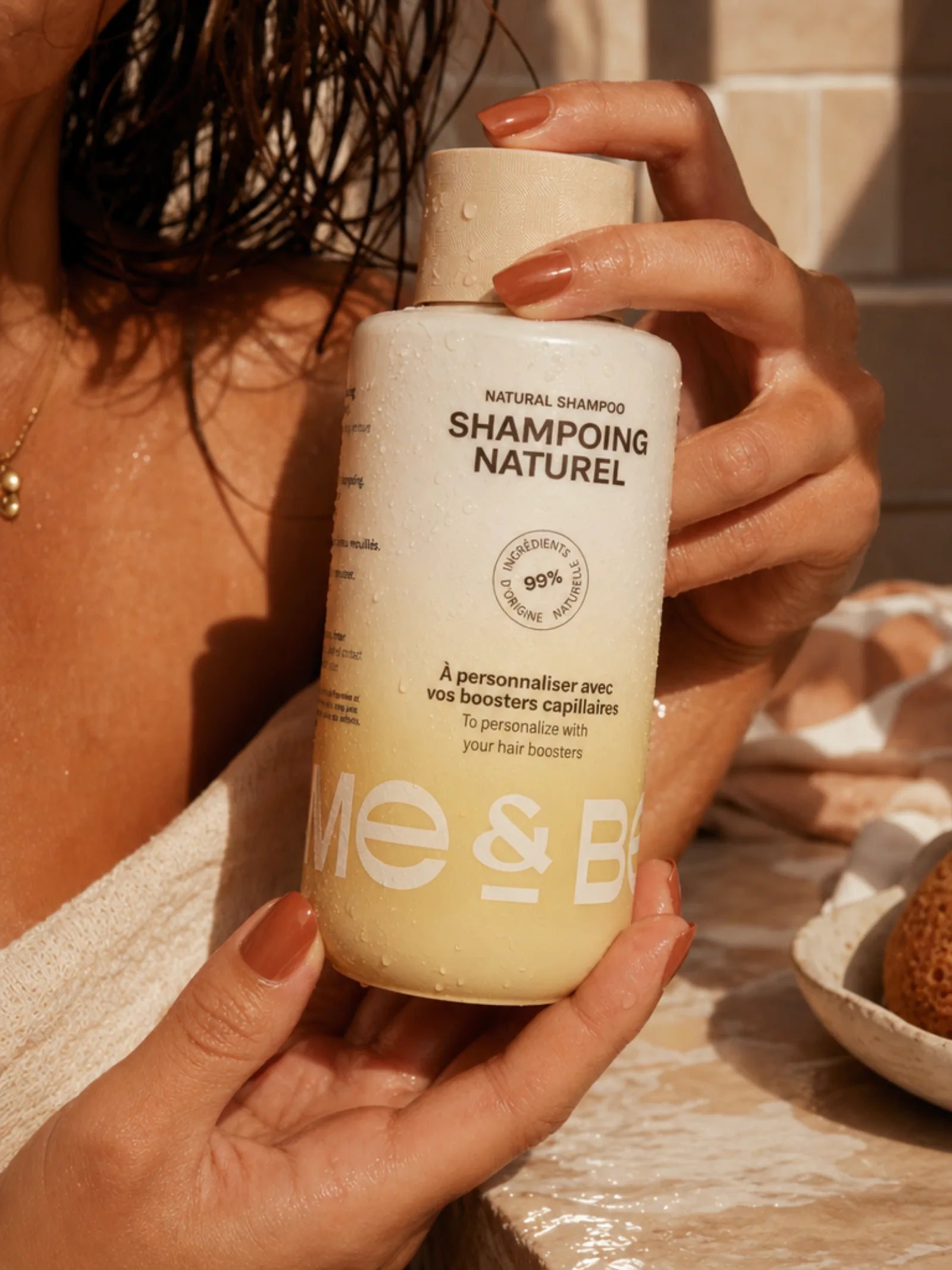 Une cliente Me&Beauty avec son flacon de Shampoing naturel personnalisé