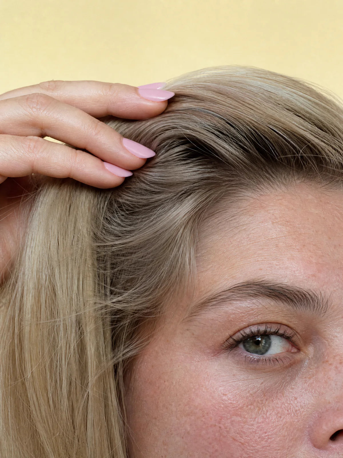 Cheveux fins densifiés - doigts soulevant les racines pour révéler le volume