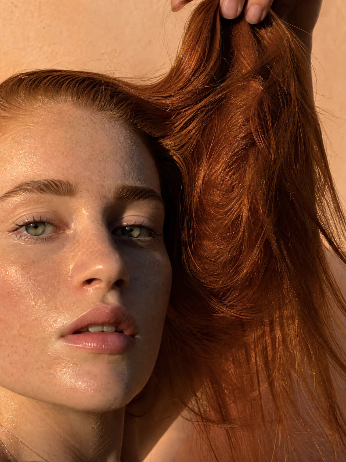 Cheveux ternes ravivés - mèche cuivrée éclatante au soleil