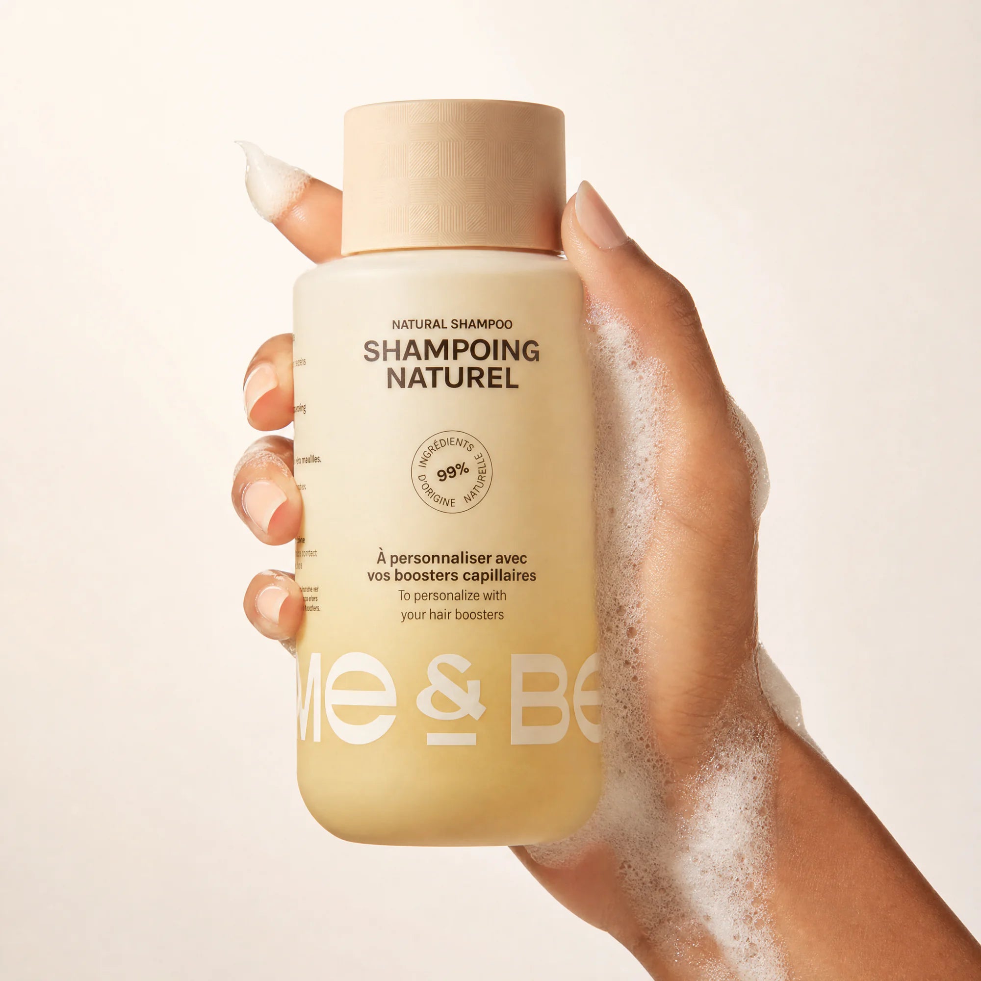 Shampoing naturel Me & Beauty - flacon tenu en main avec mousse