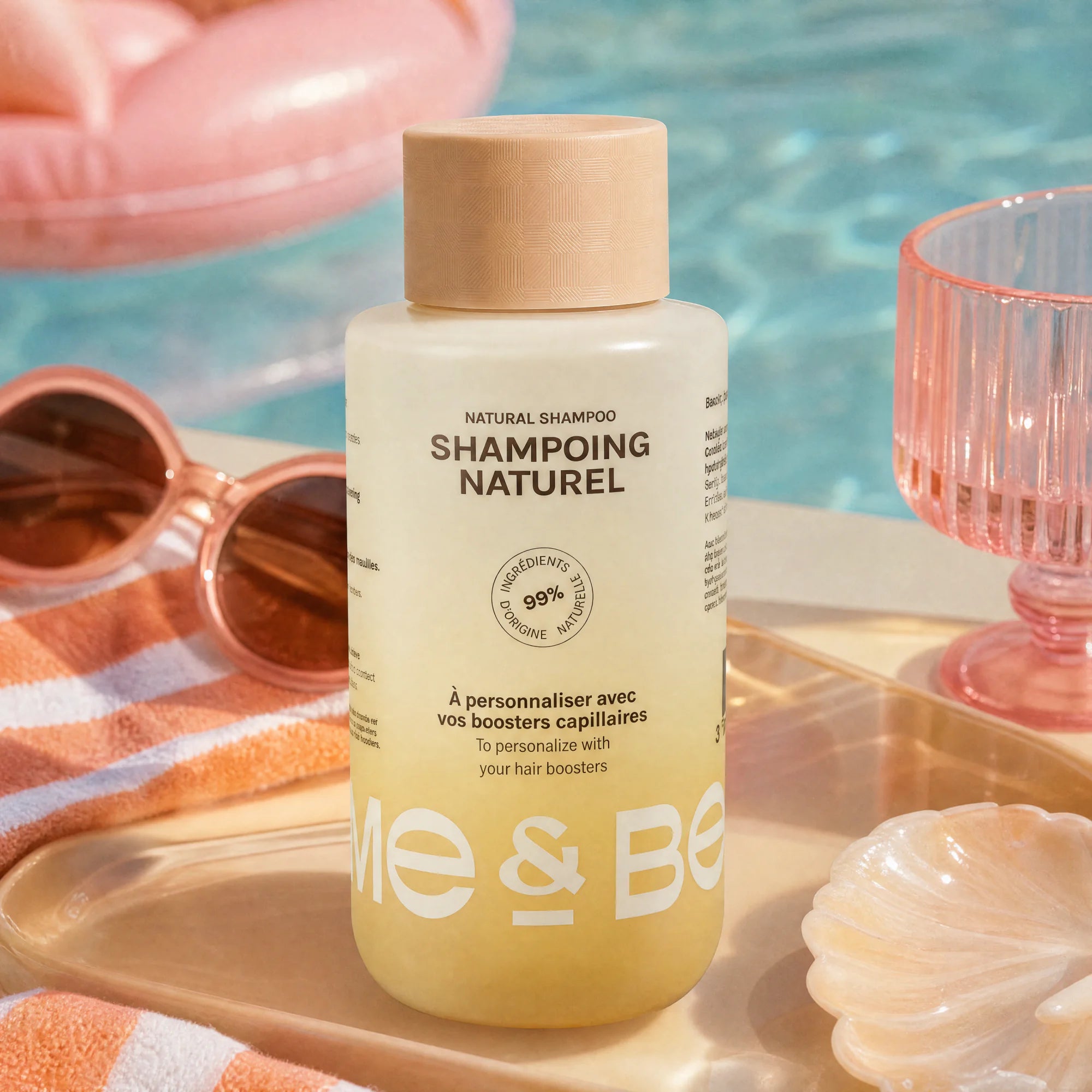 Shampoing naturel Me & Beauty - scène lifestyle au bord de la piscine