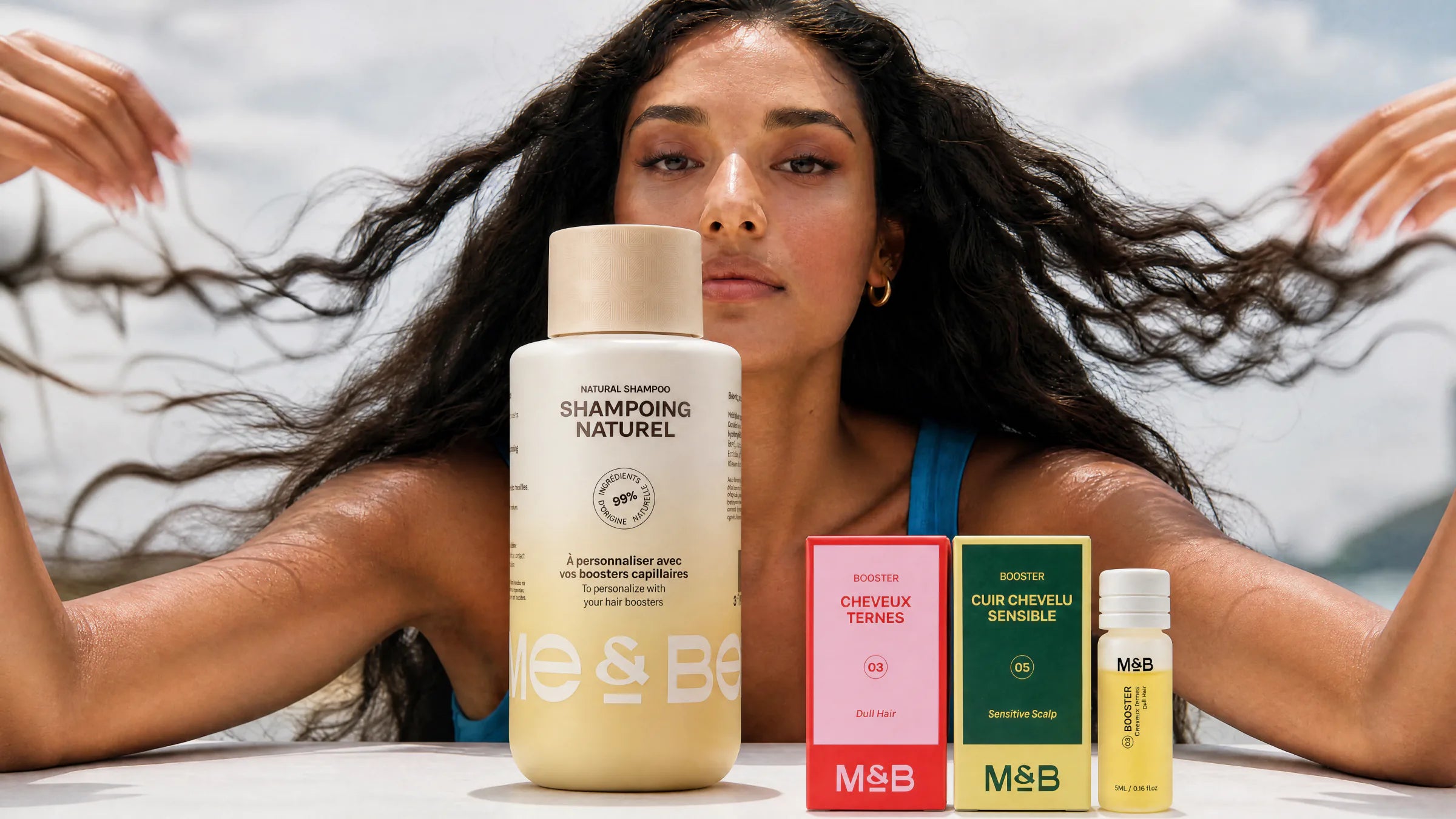 Femme tenant le shampoing naturel Me & Beauty