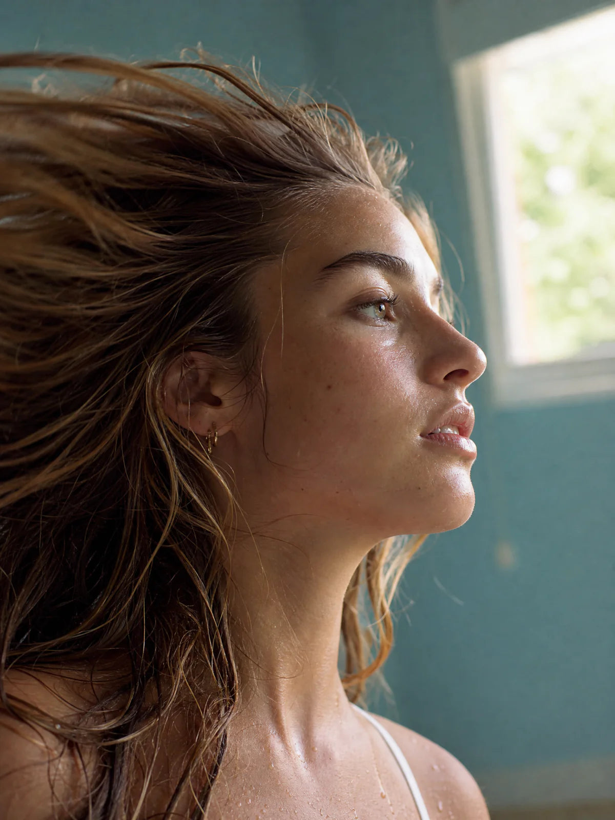 Cheveux fins volumisés - cheveux châtains en mouvement aérien