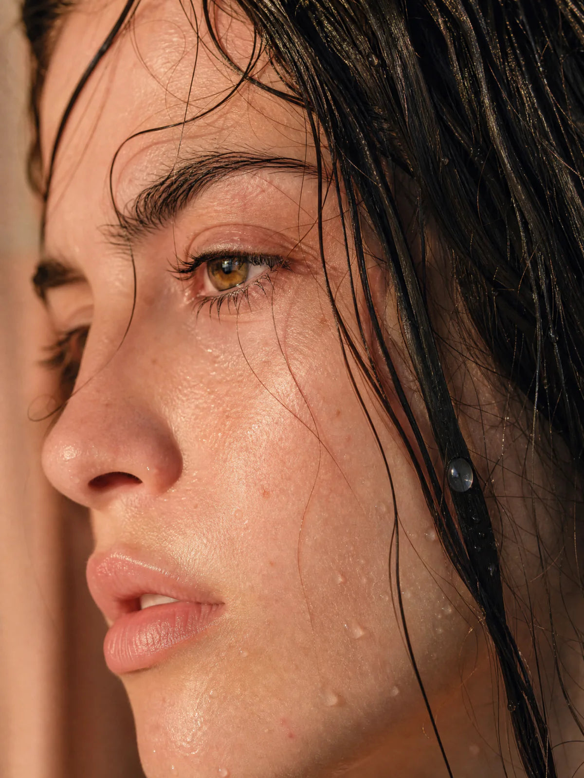 Hydratation des cheveux secs - goutte d'eau sur mèche brillante