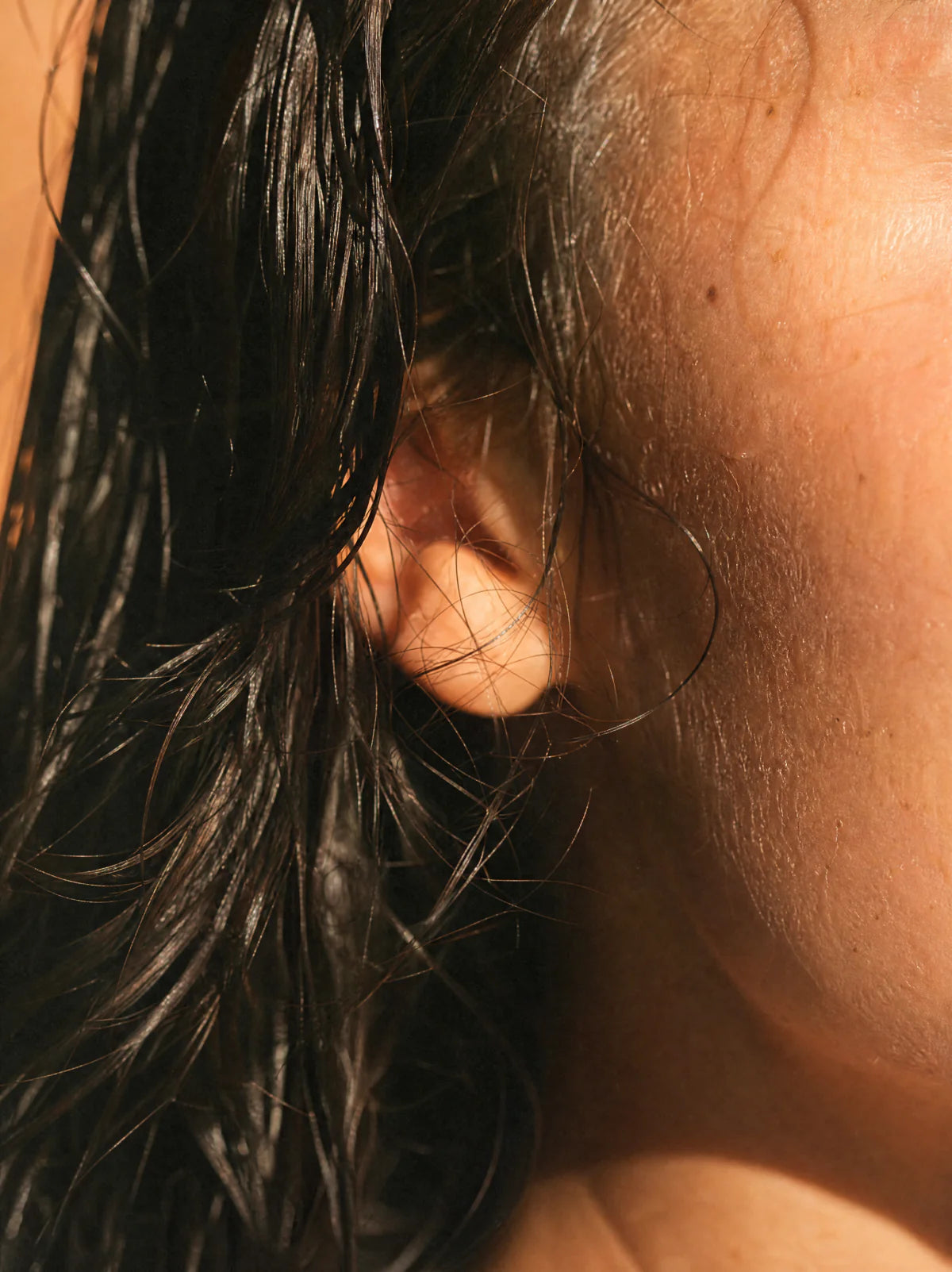 Cheveux secs préservés - cheveux noirs sur peau dorée post-douche