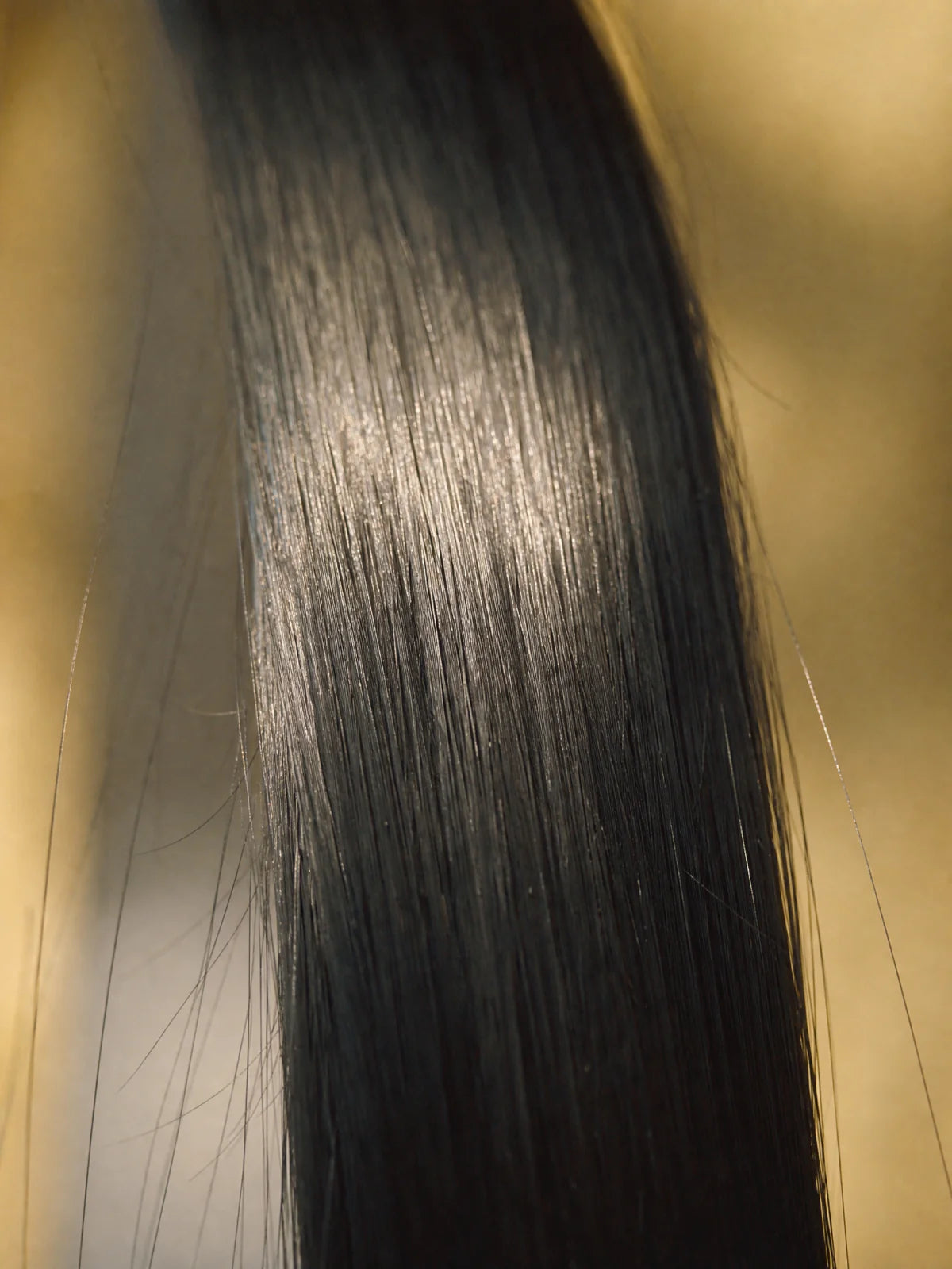 Cheveux ternes lissés - mèche noire ultra-lisse réfléchissant la lumière