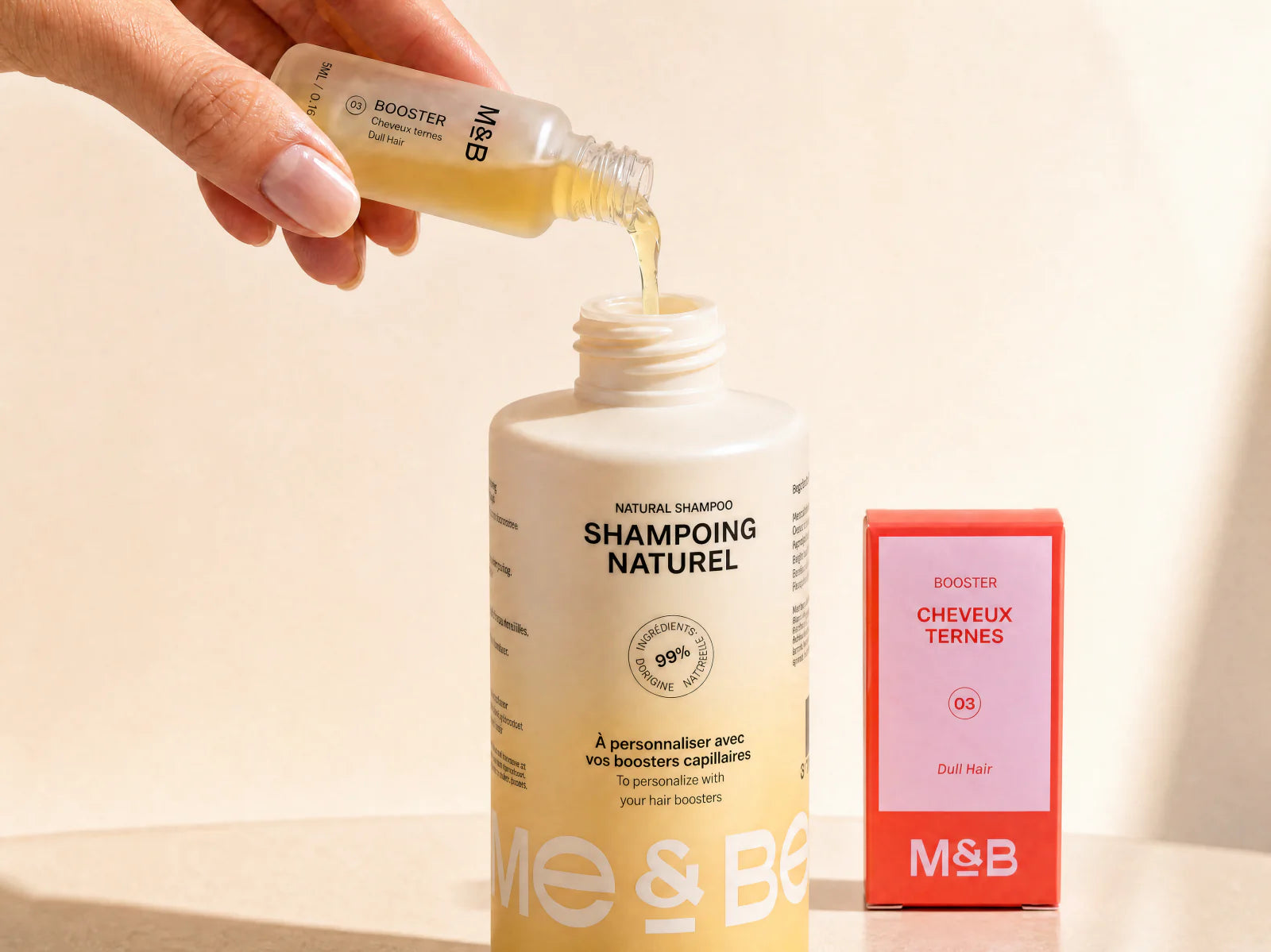 Verser le booster cheveux ternes dans le shampoing naturel Me & Beauty
