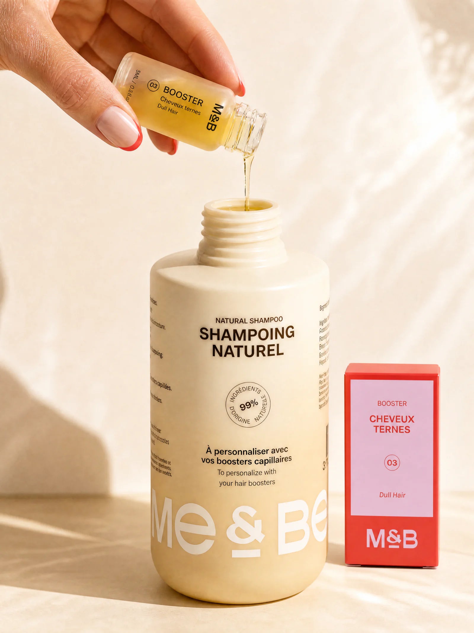 Verser un booster Me & Beauty dans le shampoing naturel